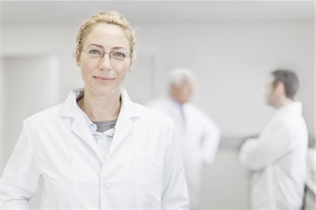 science lab man woman - Scientist smiling in pathology lab Foto de stock - Sin royalties Premium, Código: 649-05521742