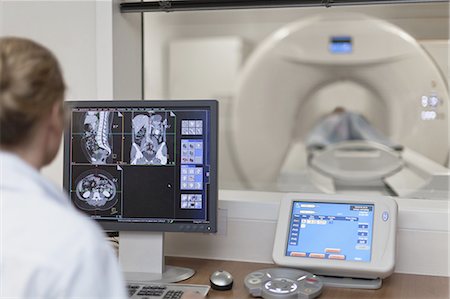 examen médical - Doctor operating CT scanner in hospital Foto de stock - Sin royalties Premium, Código: 649-05521769
