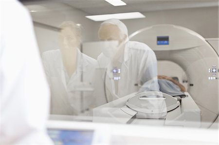 Ärzte im Krankenhaus CT-Scanner funktionieren Stockbilder - Premium RF Lizenzfrei, Bildnummer: 649-05521770
