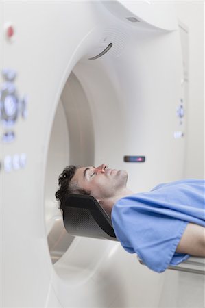 patient (homme malade) - Patient laying in CT scanner in hospital Foto de stock - Sin royalties Premium, Código: 649-05521772