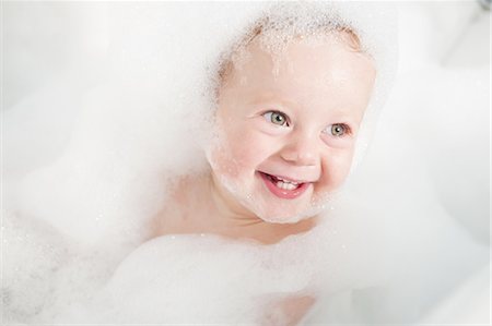 Toddler playing in bubble bath Stock Photo - Premium Royalty-Free, Code: 649-05522119