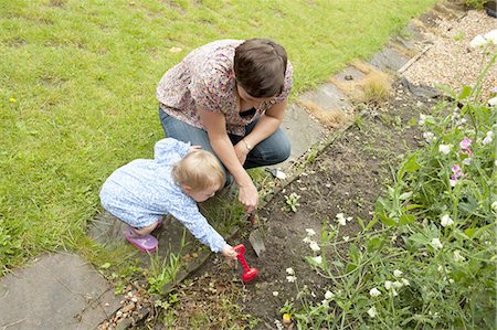 digging - Mother and daughter gardening Foto de stock - Sin royalties Premium, Código: 649-05522136