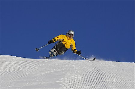Skieur sur le flanc d'une montagne enneigée Photographie de stock - Premium Libres de Droits, Code: 649-05522270