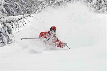 Traverser le skieur de fond sur terrain enneigé Photographie de stock - Premium Libres de Droits, Code: 649-05522283