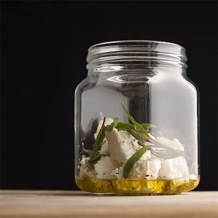 feta - Feta marinating in herbs and olive oil Foto de stock - Sin royalties Premium, Código: 649-05522653