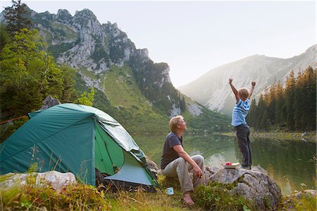 Father and son relaxing at campsite Foto de stock - Sin royalties Premium, Código: 649-05556039