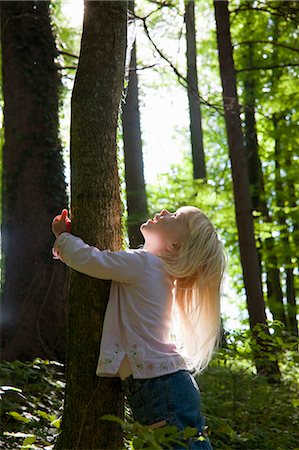 portrait in cute child girl - Girl hugging tree in forest Foto de stock - Sin royalties Premium, Código: 649-05556101