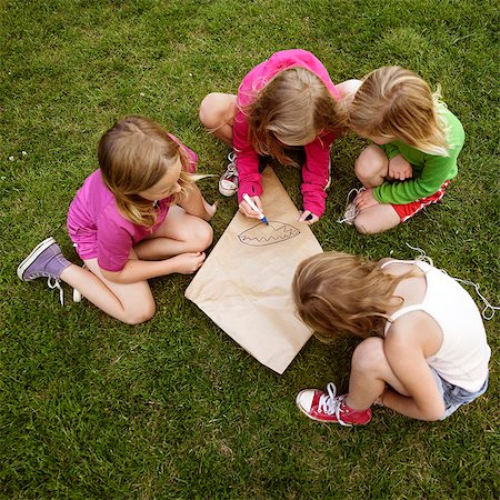 simsearch:695-05770157,k - Girls making a kite in grass Foto de stock - Sin royalties Premium, Código: 649-05556181