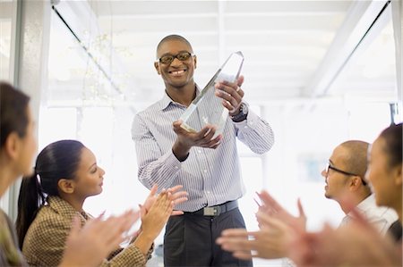 Businessman holding award in meeting Foto de stock - Sin royalties Premium, Código: 649-05648587