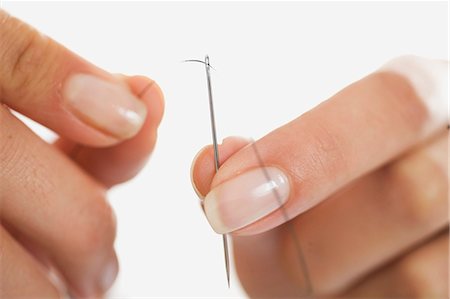 Close up of woman threading needle Foto de stock - Sin royalties Premium, Código: 649-05648789