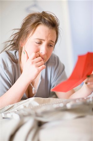 feel - Crying teenage girl reading letter Foto de stock - Sin royalties Premium, Código: 649-05648843