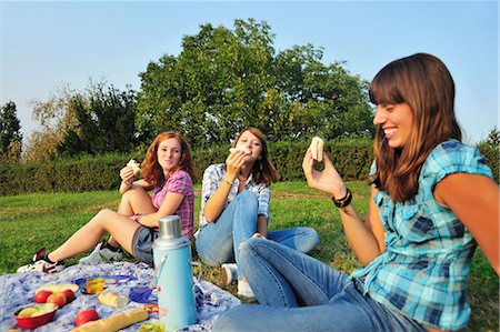 simsearch:649-06488523,k - Teenage girls picnicking in rural field Stock Photo - Premium Royalty-Free, Code: 649-05648922