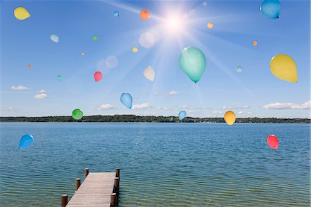 Balloons floating over still lake Foto de stock - Sin royalties Premium, Código: 649-05649124