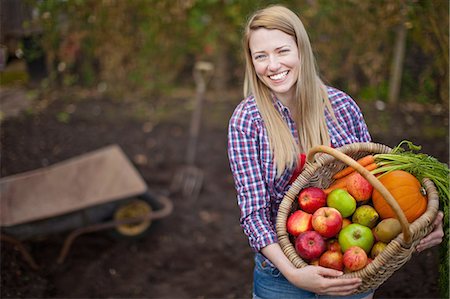 Woman gathering vegetables in garden Foto de stock - Sin royalties Premium, Código: 649-05649199