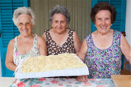 sicilia - Older women with basket of pasta Foto de stock - Sin royalties Premium, Código: 649-05649284