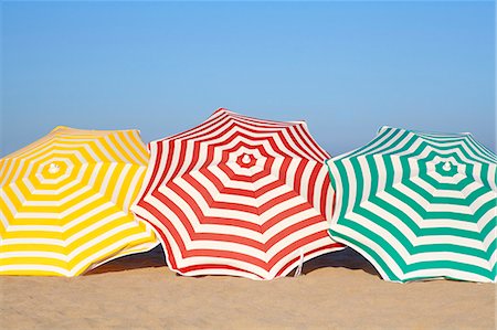 parasol de plage - Parapluies colorés sur la plage Photographie de stock - Premium Libres de Droits, Code: 649-05649343