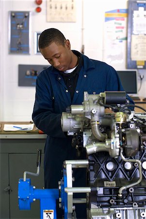 surrey - Student working on car engine Foto de stock - Sin royalties Premium, Código: 649-05649537