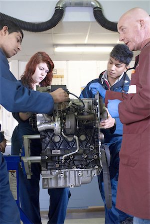 Teacher helping students with car engine Foto de stock - Sin royalties Premium, Código: 649-05649544