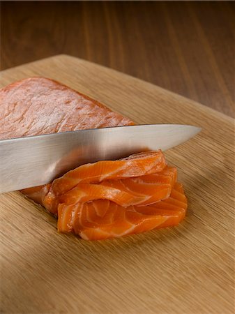 simsearch:649-06489663,k - Gros plan du couteau pour trancher le saumon Photographie de stock - Premium Libres de Droits, Code: 649-05656797
