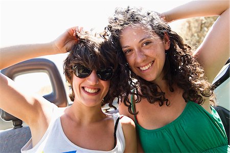 passageira - Women smiling together in convertible Foto de stock - Royalty Free Premium, Número: 649-05656818