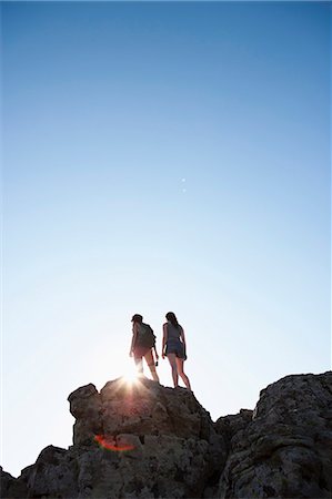 Silhouette of hikers standing on rock Foto de stock - Sin royalties Premium, Código: 649-05656859