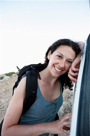 routarde - Femme souriante, s'appuyant sur la voiture Photographie de stock - Premium Libres de Droits, Code: 649-05656886