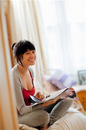 simsearch:693-07542343,k - Woman reading magazine in bed Stock Photo - Premium Royalty-Free, Code: 649-05656910