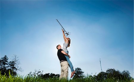 Couple brandissant d'antenne à l'extérieur Photographie de stock - Premium Libres de Droits, Code: 649-05656923