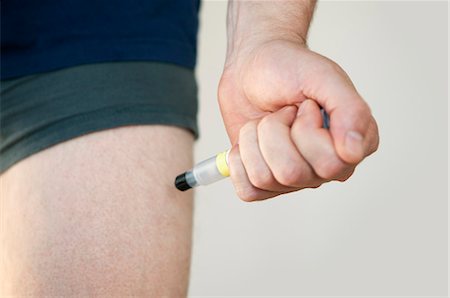 Man injecting himself with syringe Foto de stock - Sin royalties Premium, Código: 649-05656951
