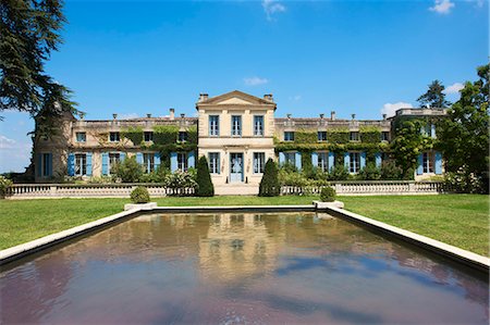 Pond in courtyard of French chateau Foto de stock - Sin royalties Premium, Código: 649-05657073