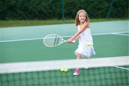 Fille jouant au tennis sur le court Photographie de stock - Premium Libres de Droits, Code: 649-05657105