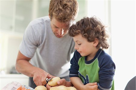 pelar - Father helping son peel potatoes Foto de stock - Sin royalties Premium, Código: 649-05657177