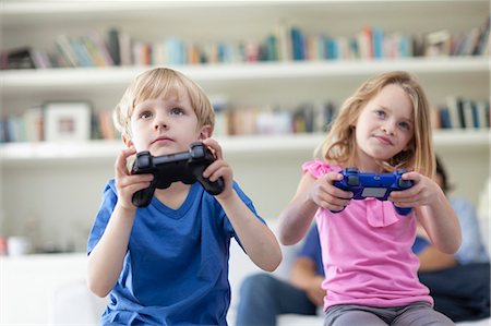 family playing games indoors - Children playing video games together Stock Photo - Premium Royalty-Free, Code: 649-05657200