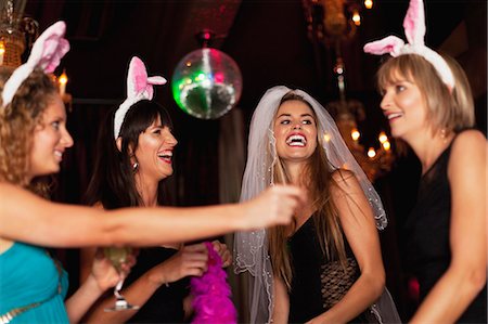 schleier - Frauen mit Bachelorette-Party in der Bar Stockbilder - Premium RF Lizenzfrei, Bildnummer: 649-05657355