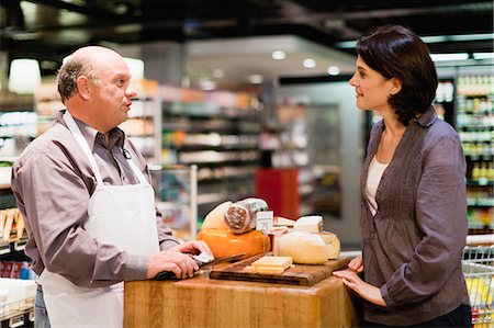 Woman with free samples in grocery store Foto de stock - Sin royalties Premium, Código: 649-05657467