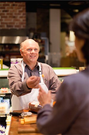 praktisch - Mann mit Gratisproben in Lebensmittelgeschäft Stockbilder - Premium RF Lizenzfrei, Bildnummer: 649-05657469
