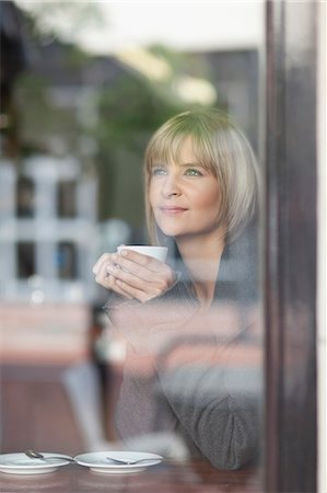 pausa para café - Woman having cup of coffee in cafe Foto de stock - Sin royalties Premium, Código: 649-05657518