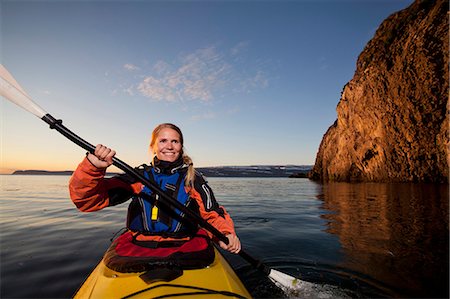 Femme kayak dans le lac encore Photographie de stock - Premium Libres de Droits, Code: 649-05657601