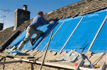 Man tiling roof with slate rock Foto de stock - Sin royalties Premium, Código: 649-05657663