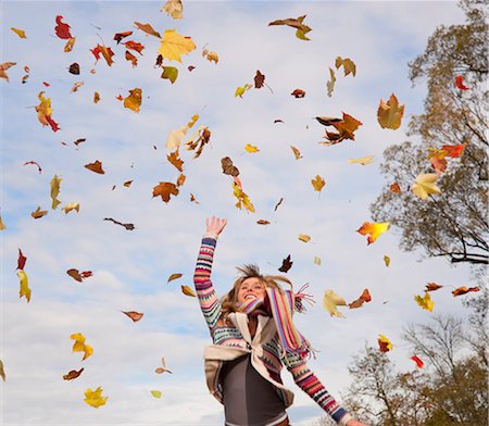 feuilles d'automne - Femme jouant automne les feuilles Photographie de stock - Premium Libres de Droits, Code: 649-05657699