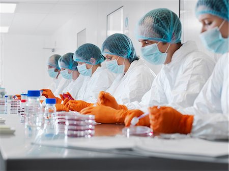 simsearch:6113-07589036,k - Scientists working in lab Stock Photo - Premium Royalty-Free, Code: 649-05657748