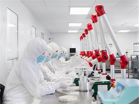 simsearch:649-06433449,k - Scientists working in lab Stock Photo - Premium Royalty-Free, Code: 649-05657742