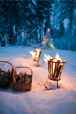 firepit and outdoors - Fires in pits in snowy field Foto de stock - Sin royalties Premium, Código: 649-05657834