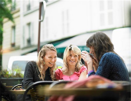 Women having coffee at sidewalk cafe Foto de stock - Sin royalties Premium, Código: 649-05657885