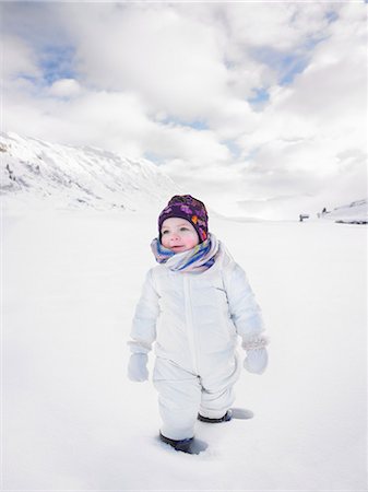 first steps baby - Toddler walking in snowy landscape Foto de stock - Sin royalties Premium, Código: 649-05657910