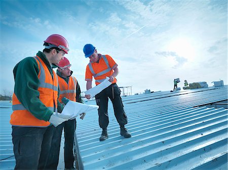 reparieren - Arbeiter lesen Blaupausen auf Dach Stockbilder - Premium RF Lizenzfrei, Bildnummer: 649-05657939