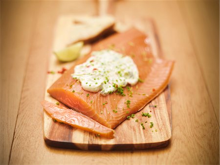 planche à découper - Assiette de saumon avec sauce tartare Photographie de stock - Premium Libres de Droits, Code: 649-05658088
