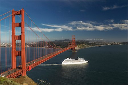 ponte golden gate - Ship sailing under Golden Gate Bridge Foto de stock - Royalty Free Premium, Número: 649-05658140