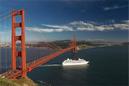 freedom monument - Ship sailing under Golden Gate Bridge Stock Photo - Premium Royalty-Free, Code: 649-05658140