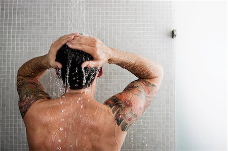 Homme laver ses cheveux dans la douche Photographie de stock - Premium Libres de Droits, Code: 649-05658185